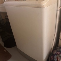 冷蔵庫・洗濯機・電子レンジ・棚の画像