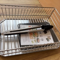 ニトリ　ステンレス水切りラック、がっちり掴めるシリコントング　解凍プレートの画像