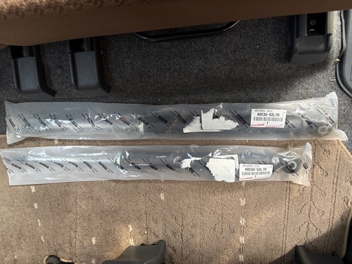 未使用トヨタR/ショック×2