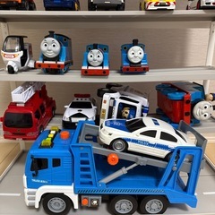 ミニカーとカーラックの画像