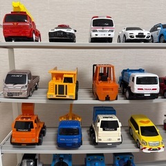 ミニカーとカーラックの画像