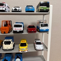 ミニカーとカーラックの画像