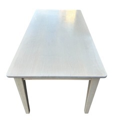 大きめのダイニングテーブルの画像