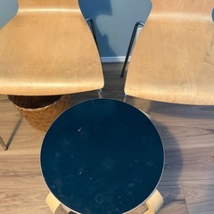 IKEAのダイニングチェア、スツール、鉢カバーの画像