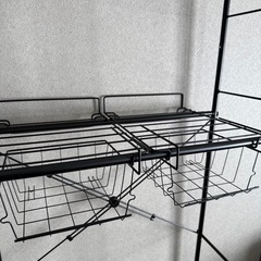 美品　洗濯機用ラック　黒の画像