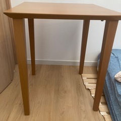 木製テーブルの画像