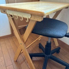 値下げです。おりたたテーブル＆コロ付き椅子の画像