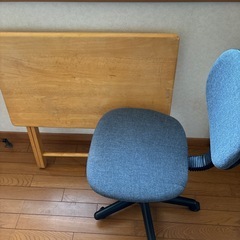 値下げです。おりたたテーブル＆コロ付き椅子の画像