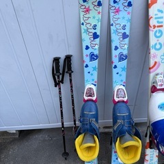 子ども用スキー2セットとストック1セット　本日の方優先しますの画像