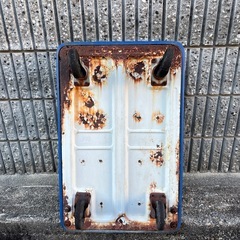 荷物を運ぶ車の画像