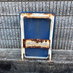 荷物を運ぶ車の画像