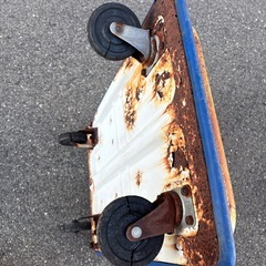 荷物を運ぶ車の画像