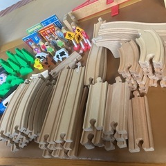 木のレールおもちゃの画像