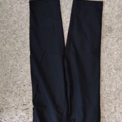 GU ジーユーのパンツ　黒　クロ　L 165-175位です。サイズはだいたいです。 取りに来て頂けるのであれば100円でお譲りします。 他の出品物と合わせてであればお値引きしますの画像
