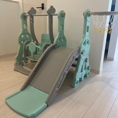 ブランコと滑り台の画像