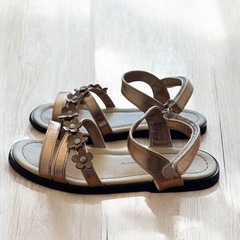 BeBe フラワーサンダル 19cm ゴールド 可愛い 花 マジックテープの画像