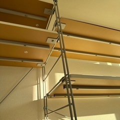 デスク付きの収納ラックの画像