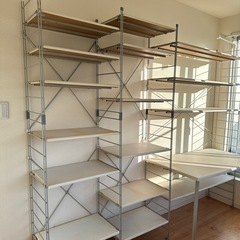 デスク付きの収納ラックの画像