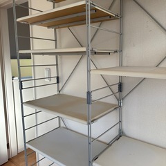 デスク付きの収納ラックの画像