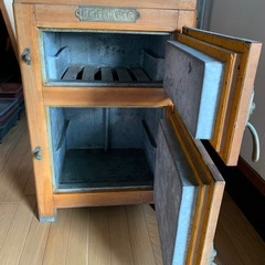 木製冷蔵庫(アンティーク)の画像