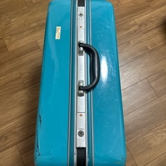 青色スーツケースの画像