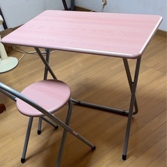 折りたたみ机とイスの画像