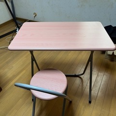 折りたたみ机とイスの画像