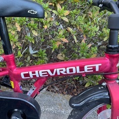 シボレー16 赤色　子供用自転車　ヘルメット肘当て膝当て付きの画像