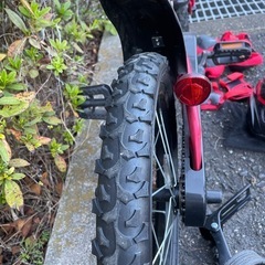 シボレー16 赤色　子供用自転車　ヘルメット肘当て膝当て付きの画像