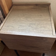 引き出し付き サイドテーブルの画像