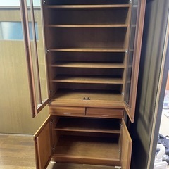 まもなく処分します！！11/24日午前まで！無料！！大型食器棚／ 運搬に便利2分割可能／195×86×46／まだ使えます／お譲りしますの画像