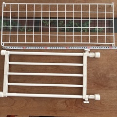 突っ張り式ラック2点とワイヤーラック2点の画像