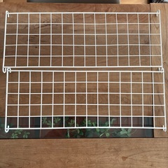 突っ張り式ラック2点とワイヤーラック2点の画像