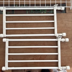 突っ張り式ラック2点とワイヤーラック2点の画像