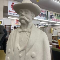 【ジャングルジャングル守口店】ジャックダニエル像の画像