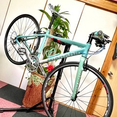 Bianchi Sport 超軽量 Fフォ-クカ-ボン.ボディアルミ仕上げの700c クロスバイクで変速はF-2 R9で18速で可成乗りやすいです、の画像