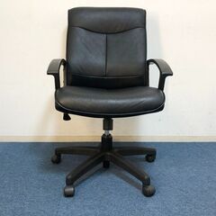 エグゼクティブチェア 肘付き役員椅子 オフィスチェア ブラック合皮レザー ガス圧昇降・ロッキング機能搭載・360°回転式デスクチェアの画像