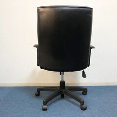 エグゼクティブチェア 肘付き役員椅子 オフィスチェア ブラック合皮レザー ガス圧昇降・ロッキング機能搭載・360°回転式デスクチェアの画像