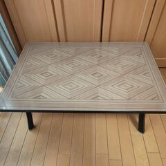 折りたたみ式テーブルの画像