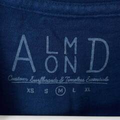 【未使用】Almond Surfboards & Design アーモンドサーフボードデザイン TWO FEET AND FIRRING 半袖 Tシャツ M ネイビー TS2107S ユニセックス USAコットンの画像