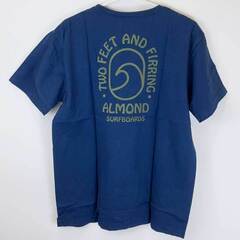 【未使用】Almond Surfboards & Design アーモンドサーフボードデザイン TWO FEET AND FIRRING 半袖 Tシャツ L ネイビー TS2107S ユニセックス USAコットンの画像