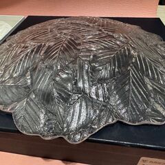 カガミ クリスタル 盛皿 ガラスプレート 大皿 葉っぱ模様 リーフデザイン 食器 透明プレート KAGAMI CRYSTAL 箱付き ギフト 未使用品の画像