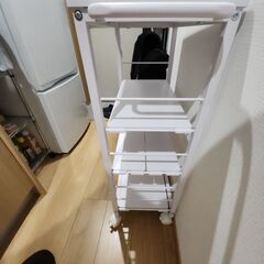 棚が動かせる キッチンワゴンの画像
