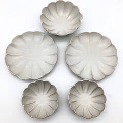 ss7964　菊皿 5点セット ホワイト系 布目粉引 和皿 皿＆小鉢 小付 プレート ボウル 白 花の形のお皿 花皿 中古の画像