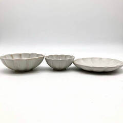 ss7964　菊皿 5点セット ホワイト系 布目粉引 和皿 皿＆小鉢 小付 プレート ボウル 白 花の形のお皿 花皿 中古の画像