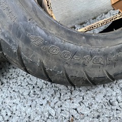 新品のバイク用タイヤ（4.00-10 4PR TL）の画像