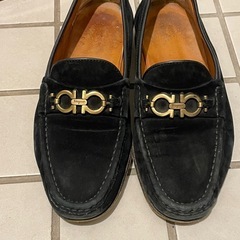 Salvatore Ferragamo 黒スエードローファーの画像