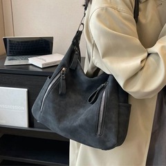 新品未使用品✨グレーPUレザー 大容量ショルダーバッグ スタッズ＆ジッパーデザイン　定価¥3,763の画像