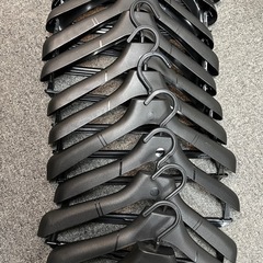 【本日引取可】しっかりしたスーツ用ハンガー 12本セット（肩厚・パンツ掛け付） ※千駄ヶ谷の画像