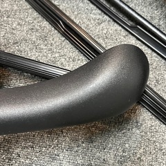 【本日引取可】しっかりしたスーツ用ハンガー 12本セット（肩厚・パンツ掛け付） ※千駄ヶ谷の画像